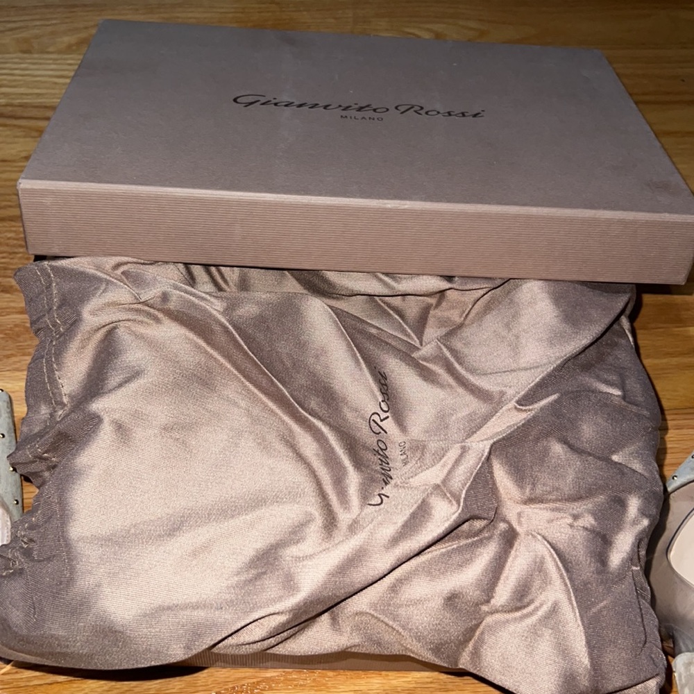 Suede tan Gianvito Rossi pumps - Picture 6 of 6